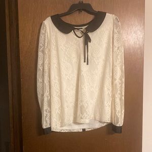 Maurice’s Blouse. Size L. Worn less than 5 times. Cream with black collar/cuffs